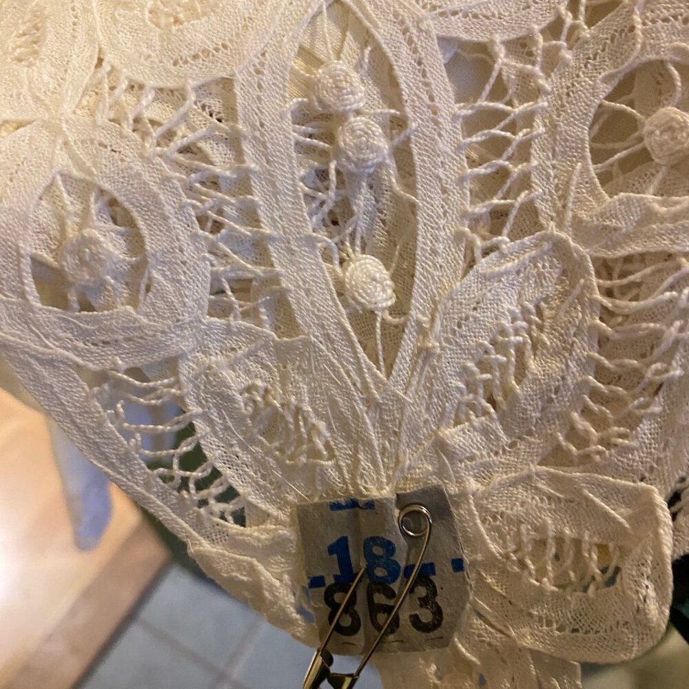 Vintage hand made lace and ecru linen tablecloth 86" x 80" - Picture 9 of 9